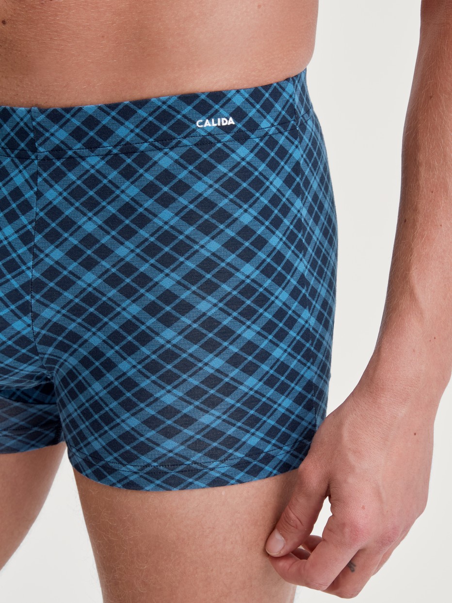 Herren-Model trägt Boxer Brief aus Baumwolle in Blau, Kariert aus Serie Cotton Code Design von CALIDA, Detail