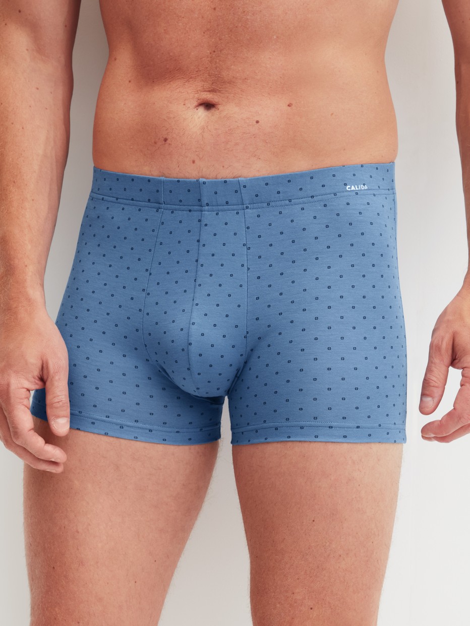 Herren-Model trägt Boxer Brief aus Baumwolle in Blau, Gemustert aus Serie Cotton Code Design von CALIDA, Vorderansicht