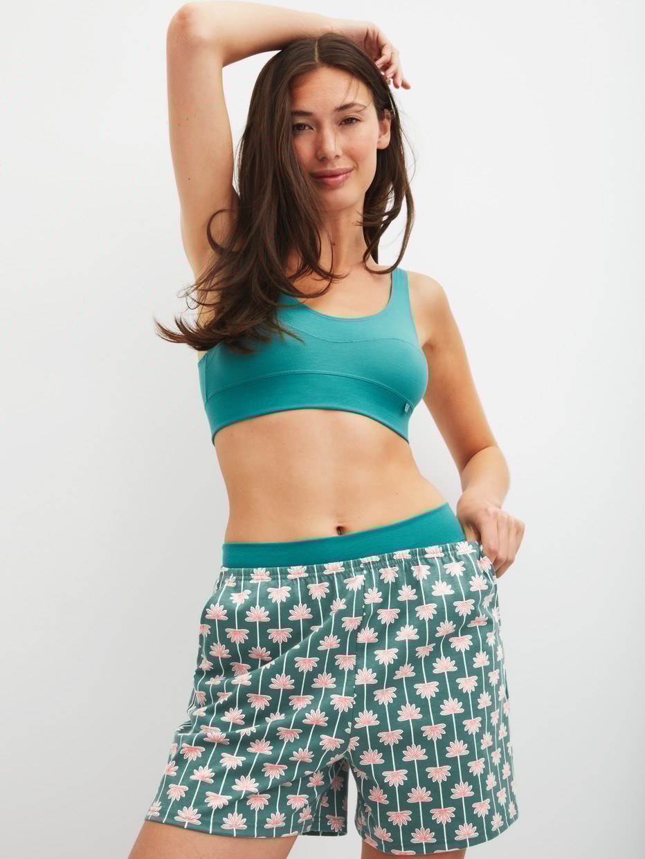 Damen-Model trägt Kurze Pyjamahose aus 100% Baumwolle in Türkis, Floral aus Serie Favourites Beach von CALIDA, Zusatzbild
