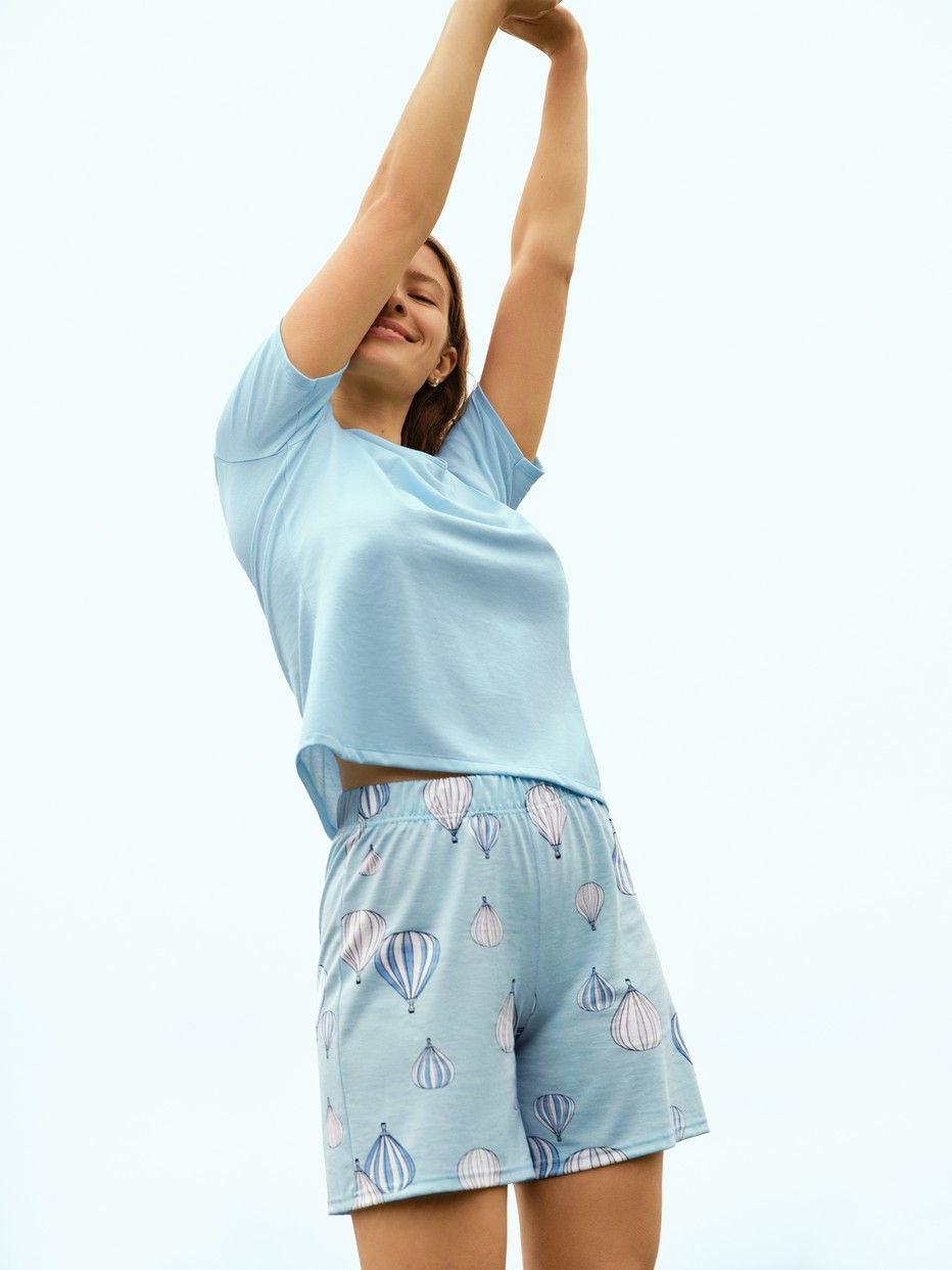 Damen-Model trägt Kurze Pyjamahose aus 100% Baumwolle in Blau, Gemustert aus Serie Favourites Journey von CALIDA, Zusatzbild