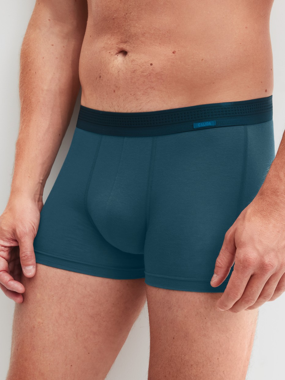 Herren-Model trägt Boxer Brief mit Softbund aus Lyocell in Türkis, Einfarbig aus Serie Focus von CALIDA, Vorderansicht