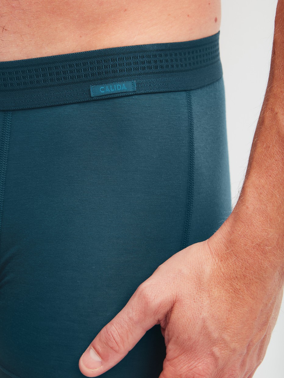 Herren-Model trägt Boxer Brief mit Softbund aus Lyocell in Türkis, Einfarbig aus Serie Focus von CALIDA, Detail
