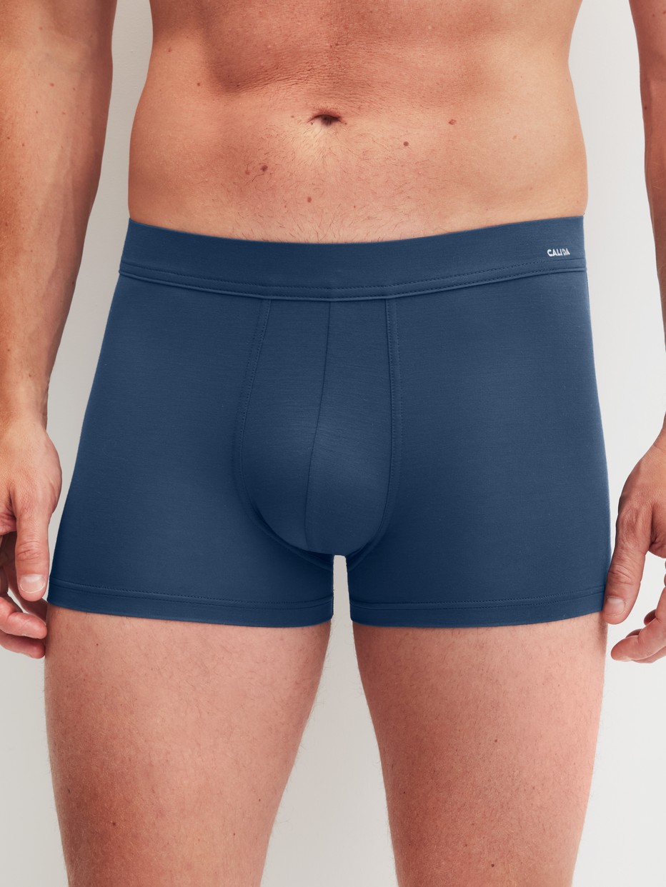 Herren-Model trägt Boxer Brief mit Quick Dry Effekt aus Modal in Blau, Einfarbig aus Serie Balanced Day von CALIDA, Vorderansicht