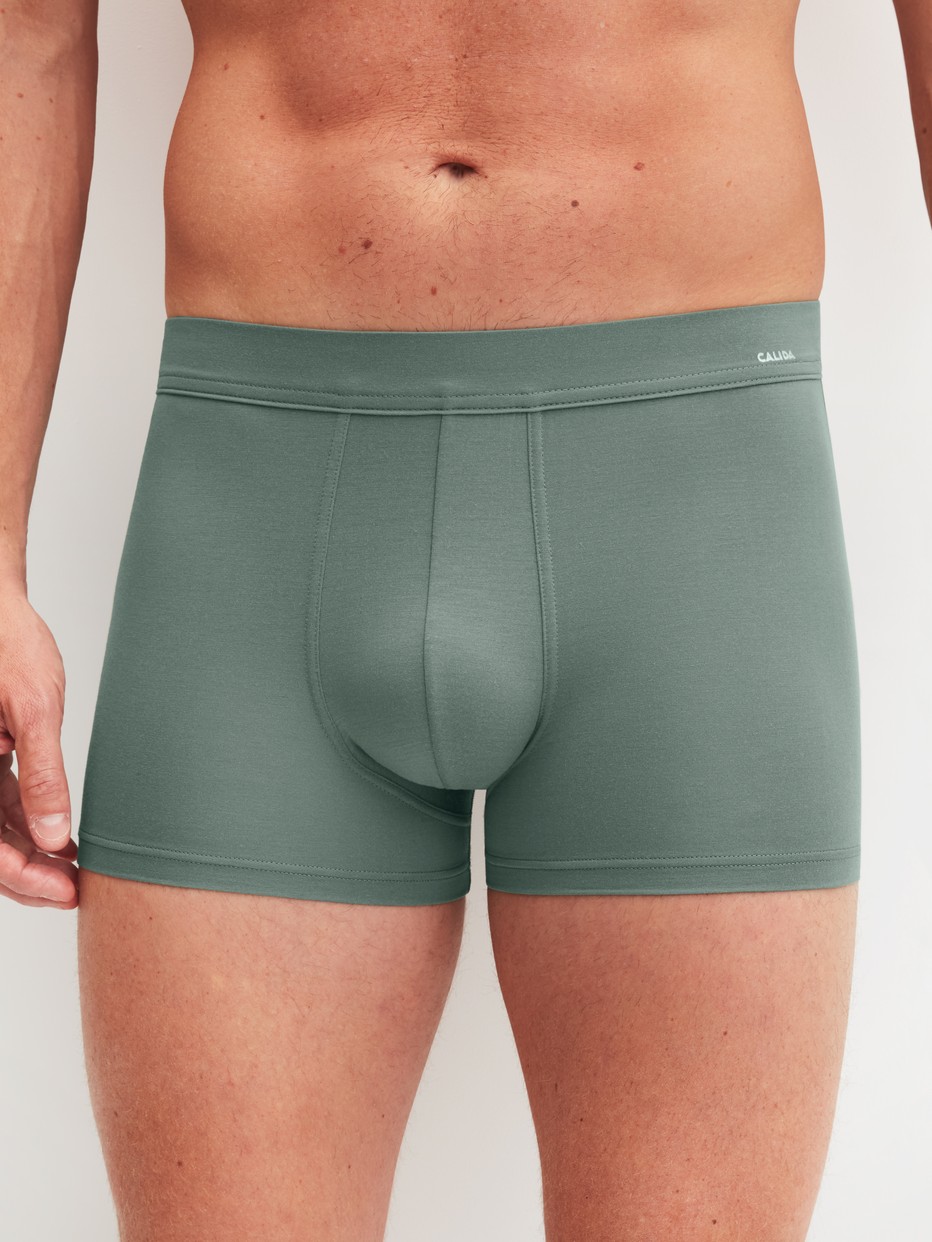 Herren-Model trägt Boxer Brief mit Quick Dry Effekt aus Modal in Grün, Einfarbig aus Serie Balanced Day von CALIDA, Vorderansicht