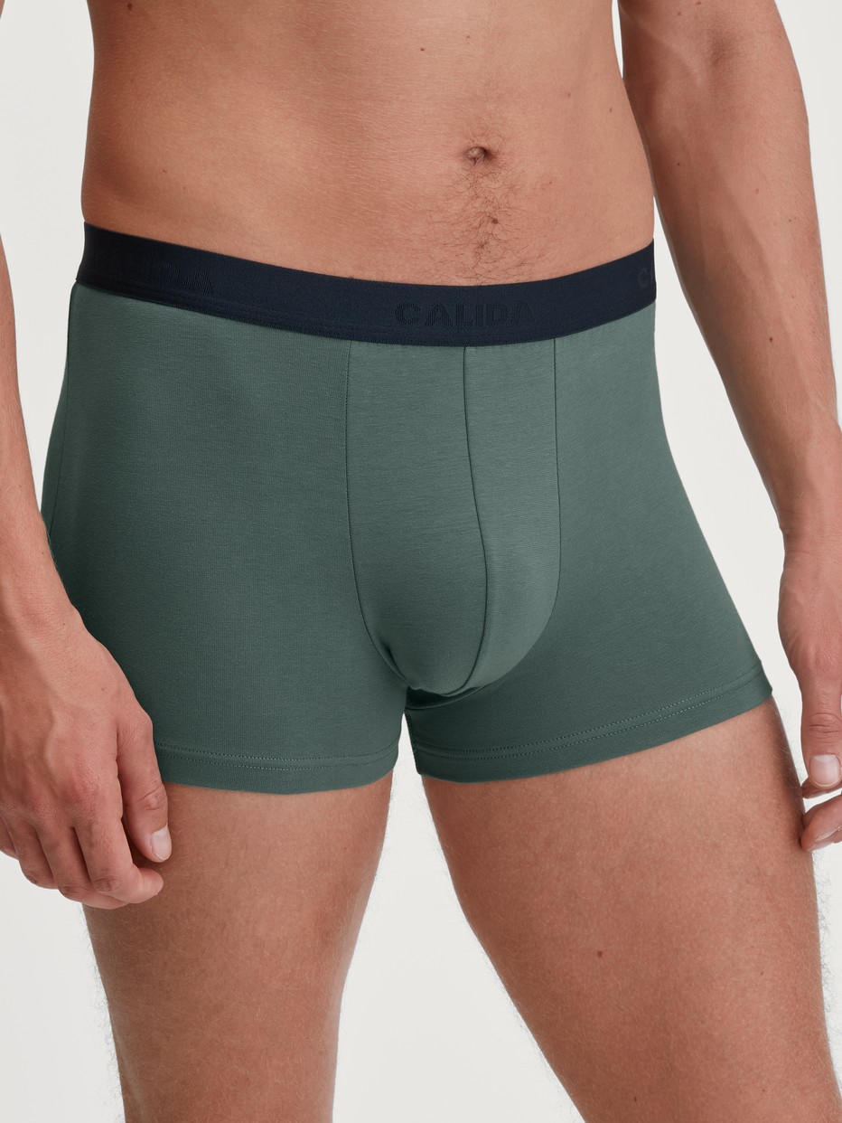 Herren-Model trägt Boxer Brief, 3er-Pack aus Baumwolle in Grün, Einfarbig aus Serie Natural Benefit von CALIDA, Vorderansicht