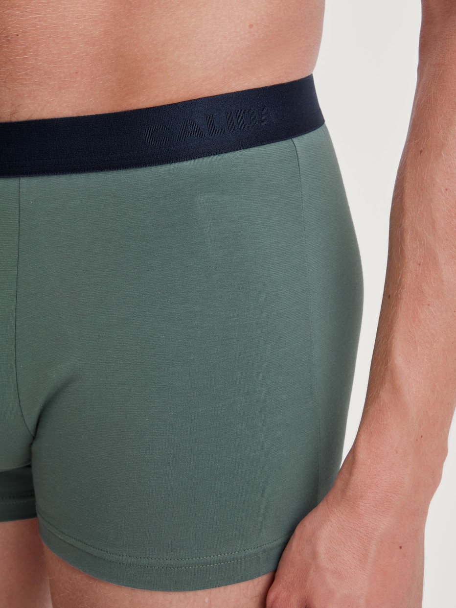 Herren-Model trägt Boxer Brief, 3er-Pack aus Baumwolle in Grün, Einfarbig aus Serie Natural Benefit von CALIDA, Detail