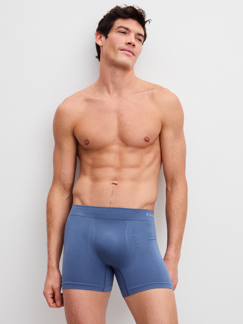 Herren-Model trägt Boxer Brief mit Softgummibund aus Modal in Blau, Einfarbig aus Serie Seamless Natural von CALIDA, Outfit