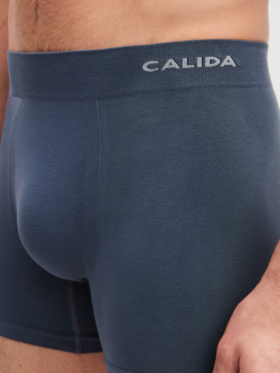 Herren-Model trägt Boxer Brief mit Softgummibund aus Modal in Grau, Einfarbig aus Serie Seamless Natural von CALIDA, Detail
