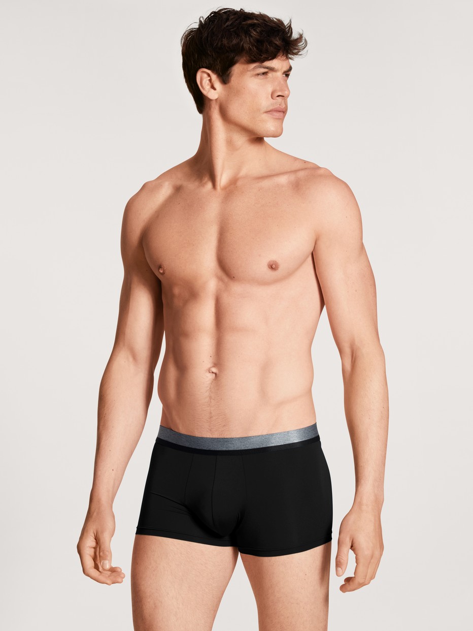 Herren-Model trägt Boxer Brief, 3er-Pack aus Baumwolle in Schwarz, Einfarbig aus Serie Daywear Xtra von CALIDA, Outfit