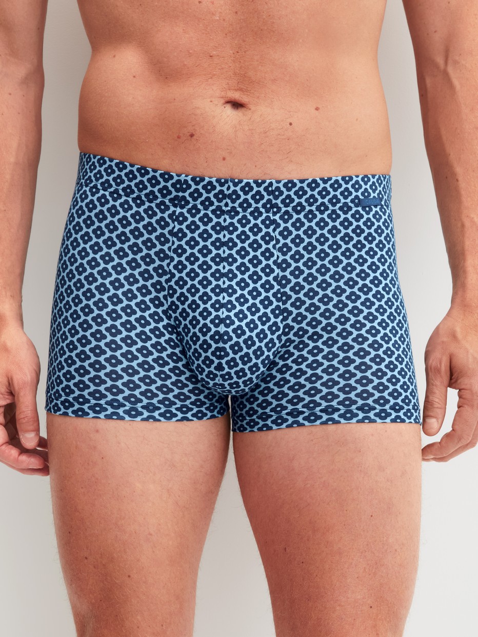 Herren-Model trägt Boxer Brief aus Lyocell in Blau, Gemustert aus Serie Focus Trend von CALIDA, Vorderansicht