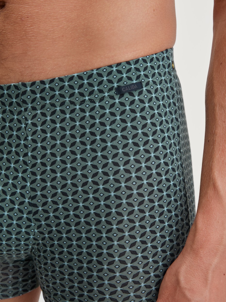 Herren-Model trägt Boxer Brief aus TENCEL™ in Grün, Gemustert aus Serie Focus Trend von CALIDA, Detail