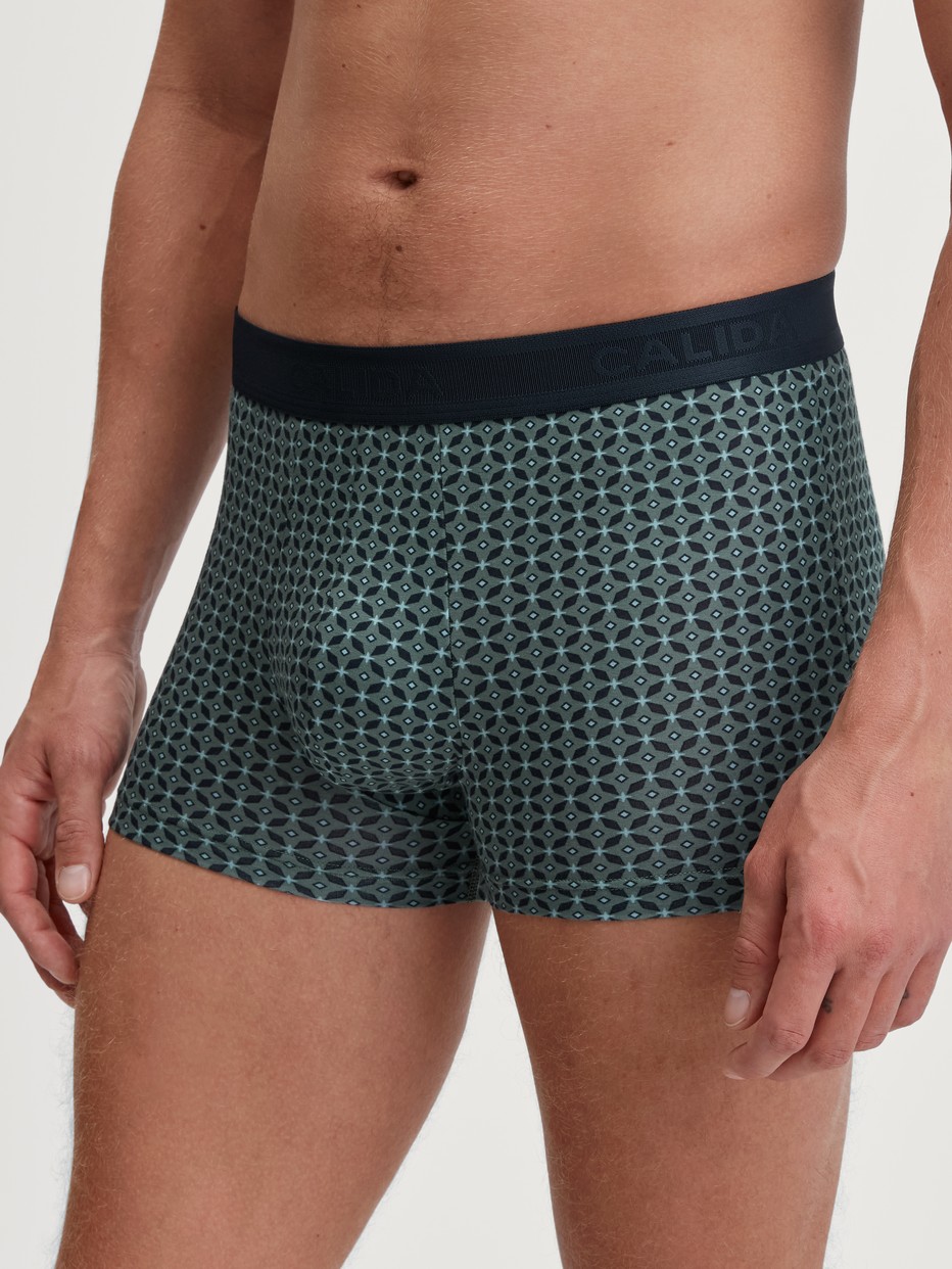 Herren-Model trägt Boxer Brief mit Softgummibund aus TENCEL™ in Grün, Gemustert aus Serie Focus Trend von CALIDA, Vorderansicht
