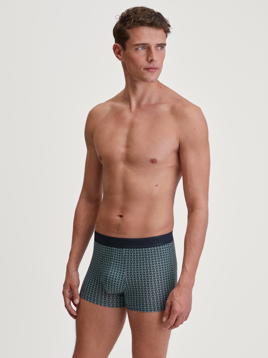 Herren-Model trägt Boxer Brief mit Softgummibund aus TENCEL™ in Grün, Gemustert aus Serie Focus Trend von CALIDA, Outfit