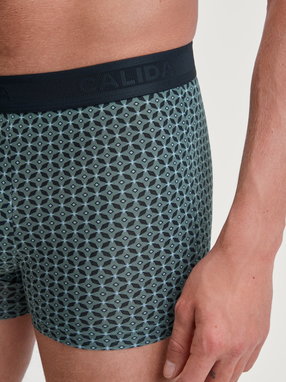 Herren-Model trägt Boxer Brief mit Softgummibund aus TENCEL™ in Grün, Gemustert aus Serie Focus Trend von CALIDA, Detail