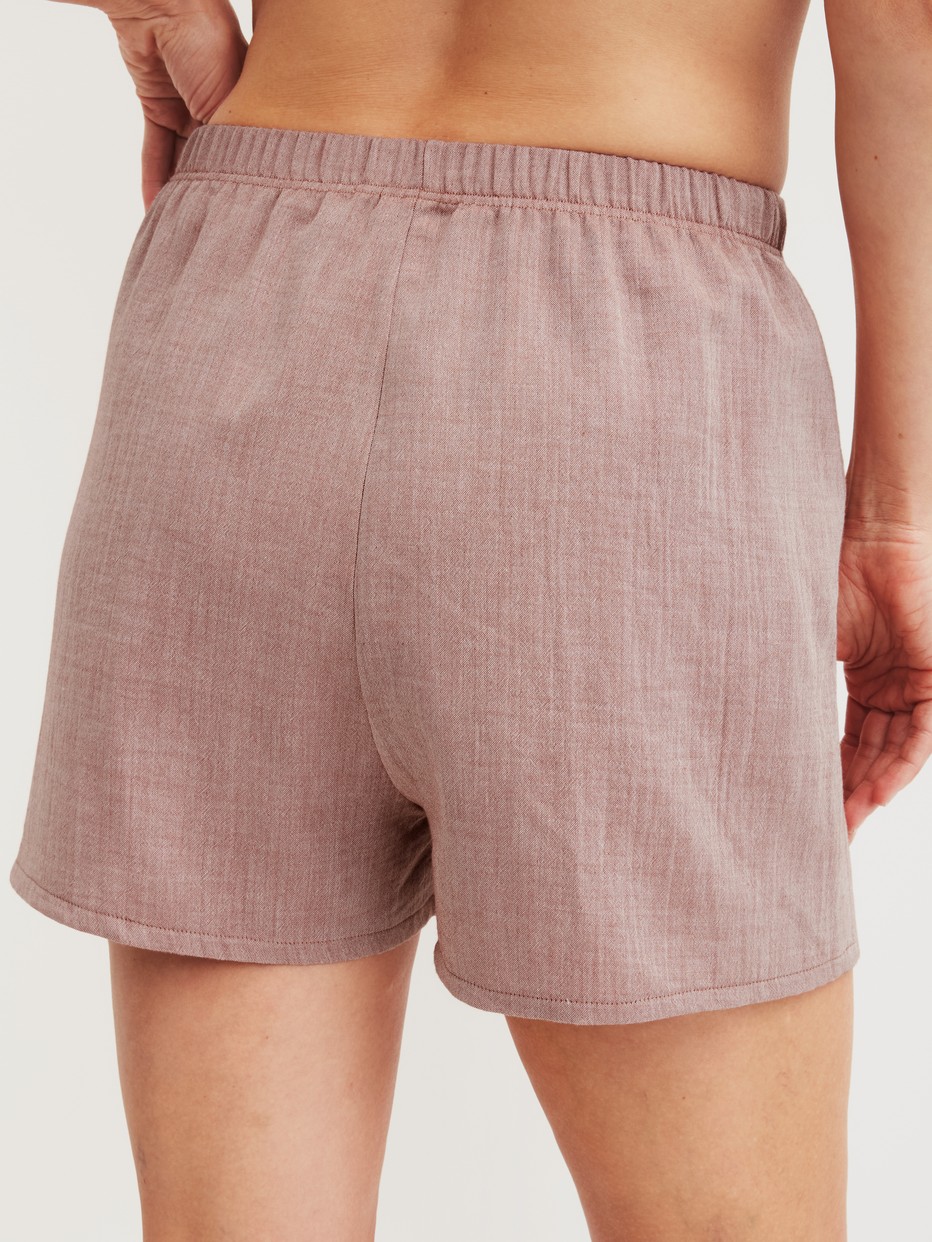Le mannequin Femme porte le/la Short de pyjama en 100% coton de couleur Marron, Unicolore, de la série Favourites Tiles de CALIDA, Vue arrière