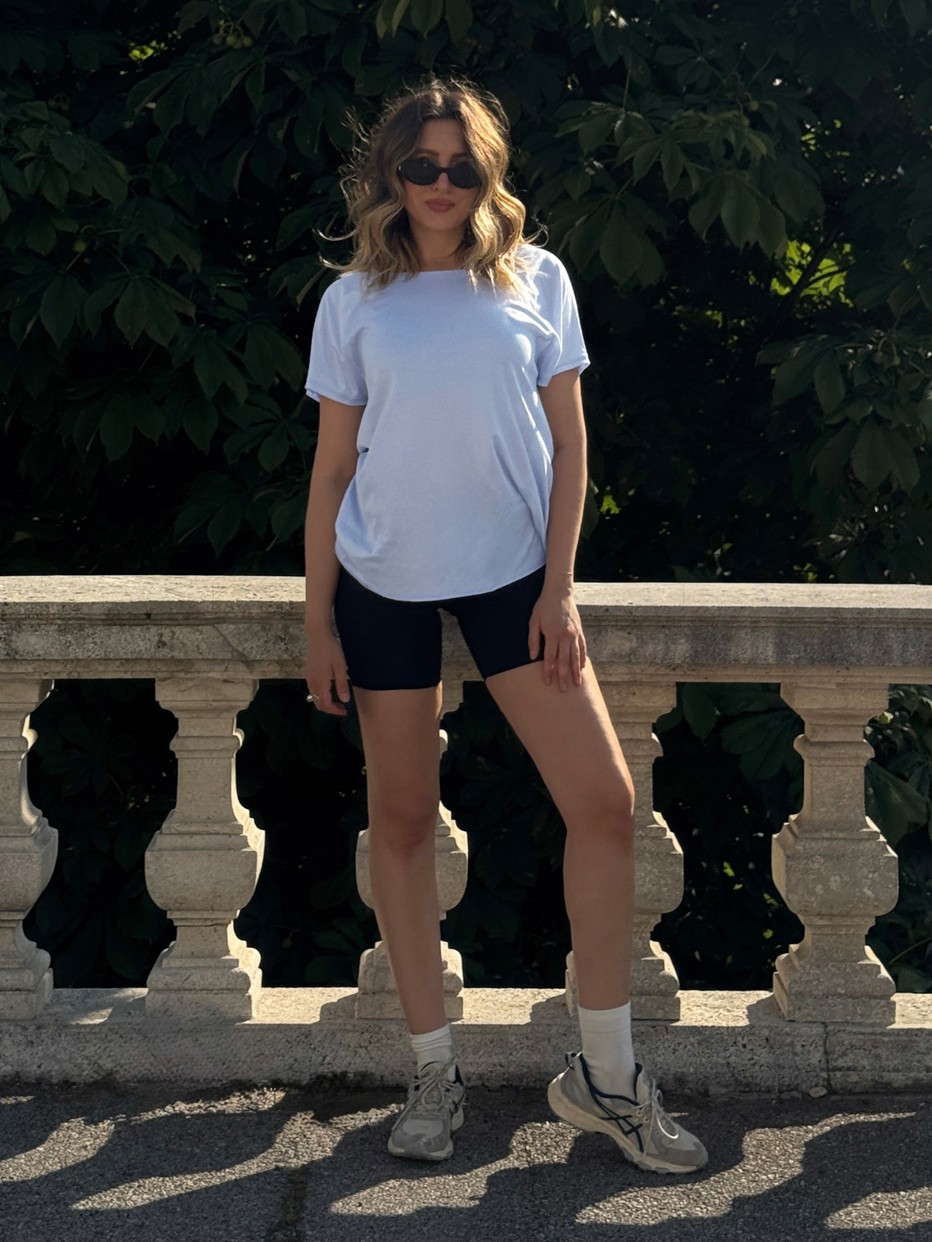 Damen-Model trägt Longpant aus Modal in Schwarz, Einfarbig aus Serie Natural Skin von CALIDA, Outfit