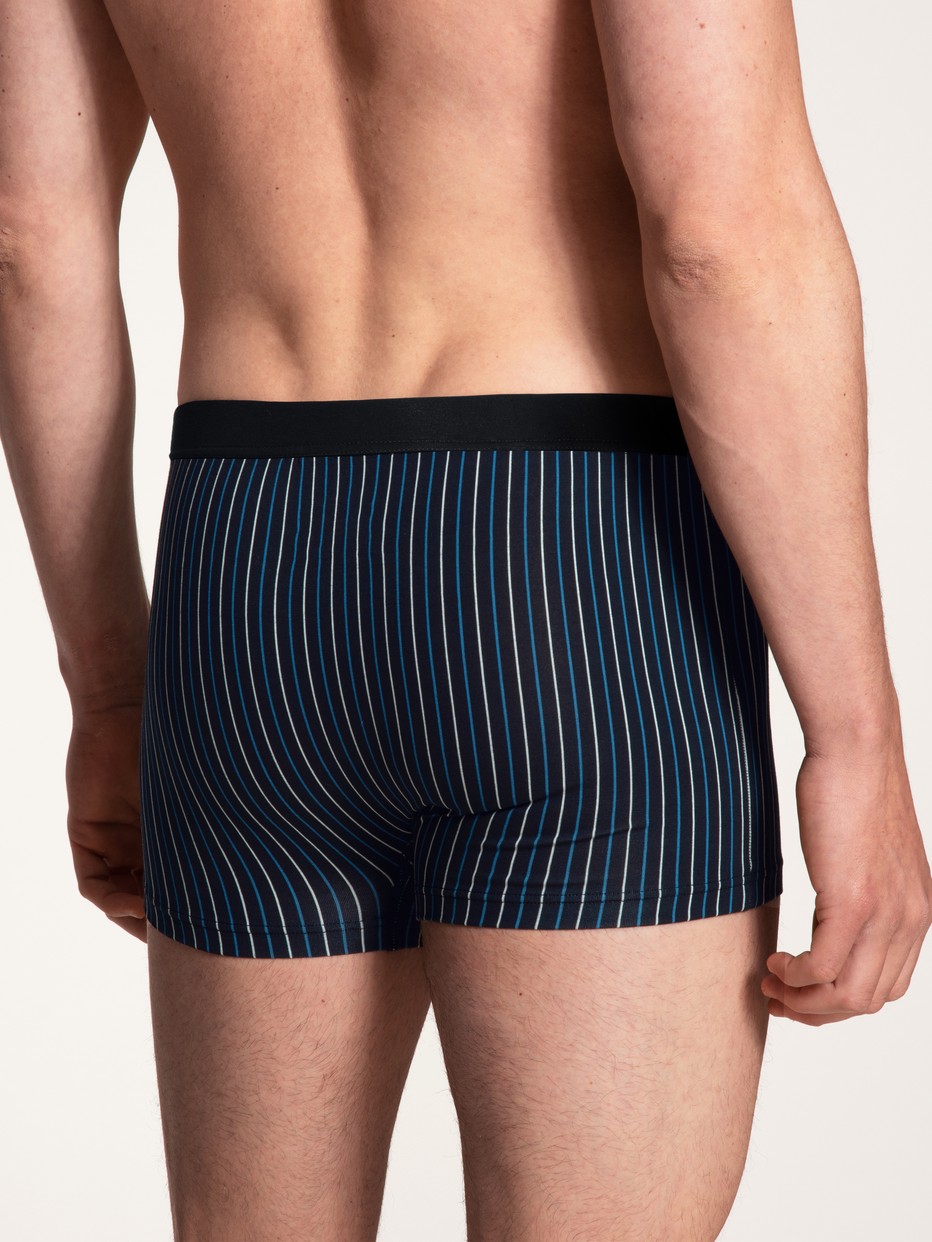 Herren-Model trägt Boxer Brief, 3er-Pack aus Baumwolle in Schwarz, Gestreift aus Serie Cotton Special von CALIDA, Rückansicht