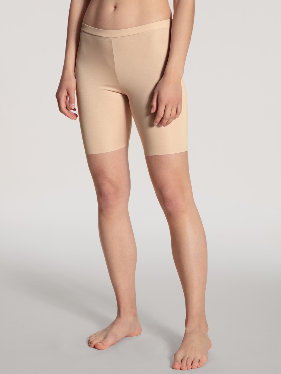 Damen-Model trägt Radlerhose aus Modal in Rosa, Einfarbig aus Serie Natural Skin von CALIDA, Vorderansicht