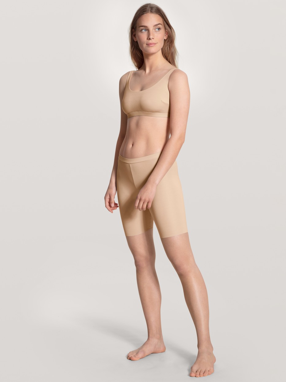 Damen-Model trägt Radlerhose aus Modal in Rosa, Einfarbig aus Serie Natural Skin von CALIDA, Outfit, Vorderansicht
