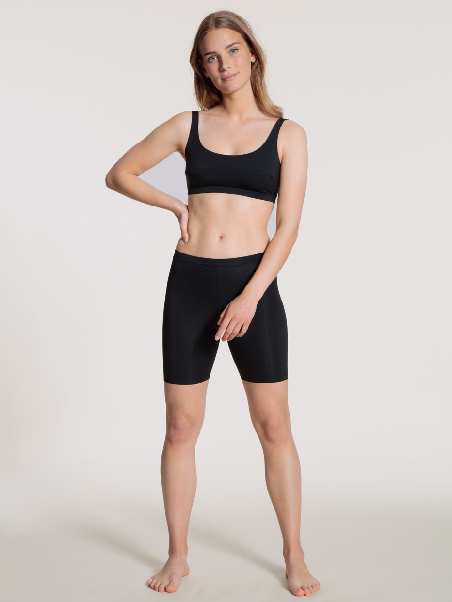 Damen-Model trägt Radlerhose aus Modal in Schwarz, Einfarbig aus Serie Natural Skin von CALIDA, Outfit, Vorderansicht