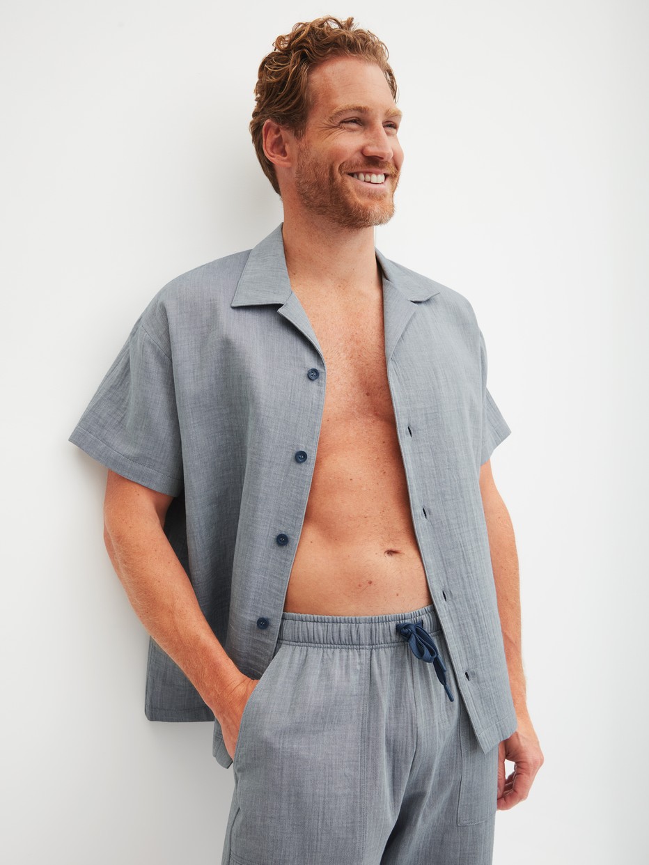 Herren-Model trägt Bermudas mit Seitentaschen aus 100% Baumwolle in Grau, Einfarbig aus Serie RMX Sleep Journey von CALIDA, Zusatzbild