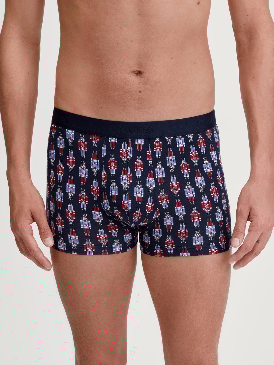 Herren-Model trägt Boxer Brief mit Softgummibund aus Baumwolle in Blau, Gemustert aus Serie Family & Friends von CALIDA, Vorderansicht