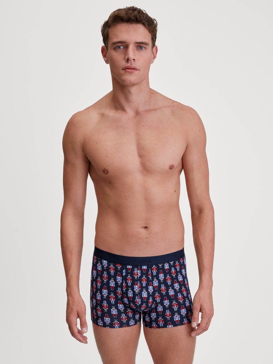 Herren-Model trägt Boxer Brief mit Softgummibund aus Baumwolle in Blau, Gemustert aus Serie Family & Friends von CALIDA, Vorderansicht