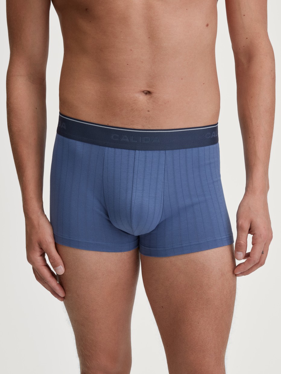Herren-Model trägt Boxer Brief mit Elastikbund aus Baumwolle in Blau, Einfarbig aus Serie Pure & Style von CALIDA, Vorderansicht