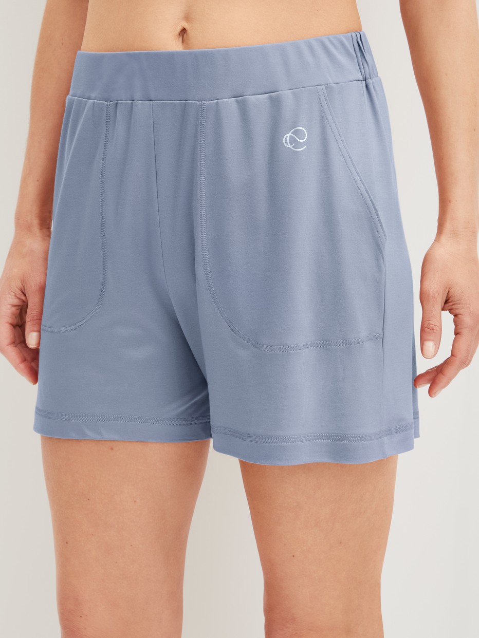 Damen-Model trägt Kurze Pyjamahose aus Lyocell in Blau, Einfarbig aus Serie DSW Cooling von CALIDA, Vorderansicht