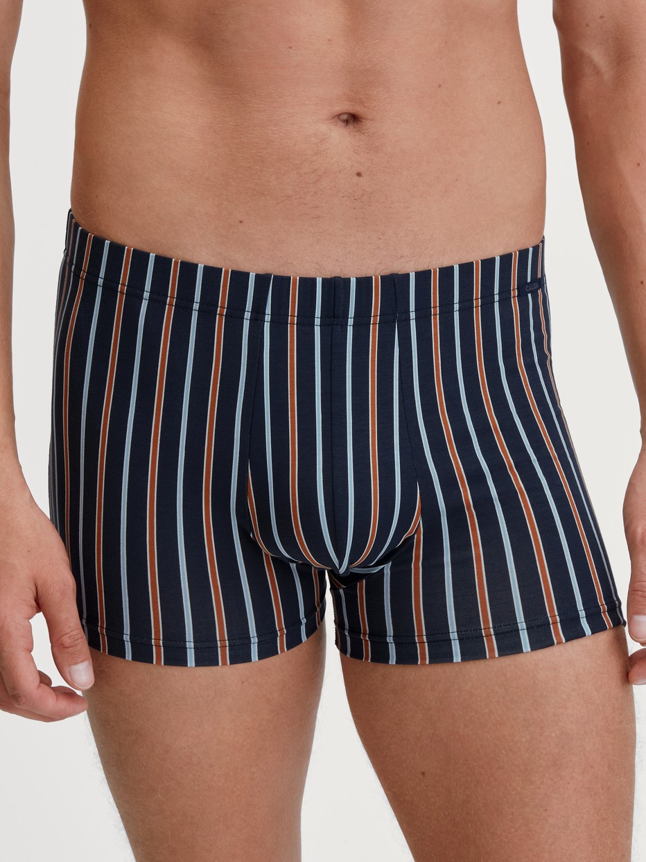 Herren-Model trägt Boxer Brief aus Baumwolle in Orange, Gestreift aus Serie Grafic Cotton von CALIDA, Vorderansicht