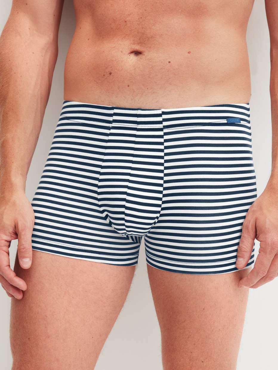 La modella / Il modello Uomo indossa Boxer brief in Cotone di colore Blu, A righe, della serie Grafic Cotton di CALIDA, Vista frontale
