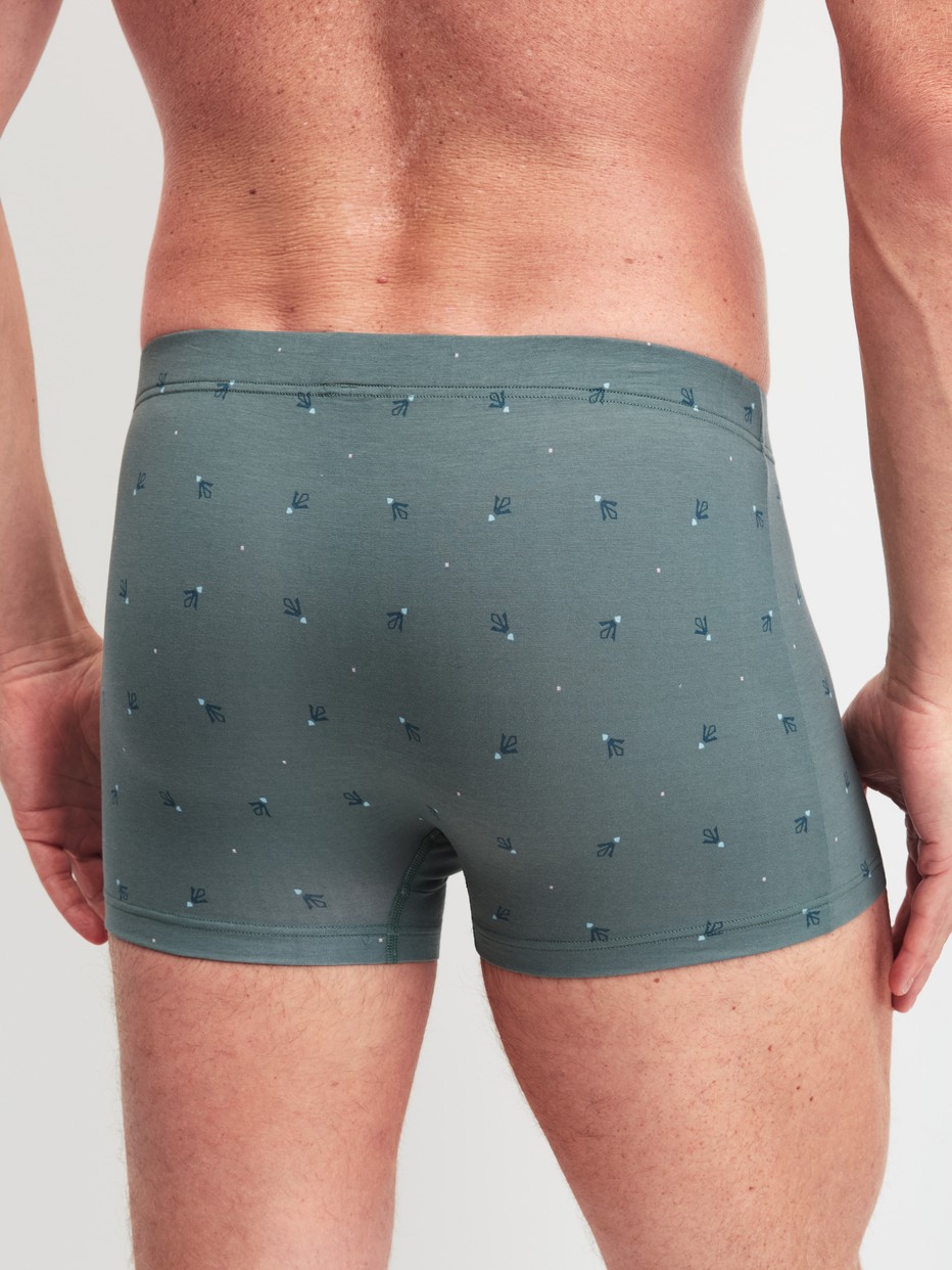 Herren-Model trägt Boxer Brief aus Baumwolle in Grün, Gemustert aus Serie Grafic Cotton von CALIDA, Rückansicht