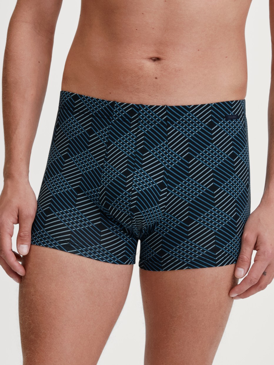 Herren-Model trägt Boxer Brief aus Baumwolle in Schwarz, Gemustert aus Serie Grafic Cotton von CALIDA, Vorderansicht