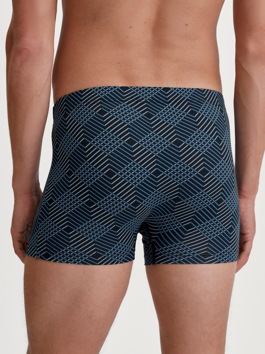 Herren-Model trägt Boxer Brief aus Baumwolle in Schwarz, Gemustert aus Serie Grafic Cotton von CALIDA, Rückansicht