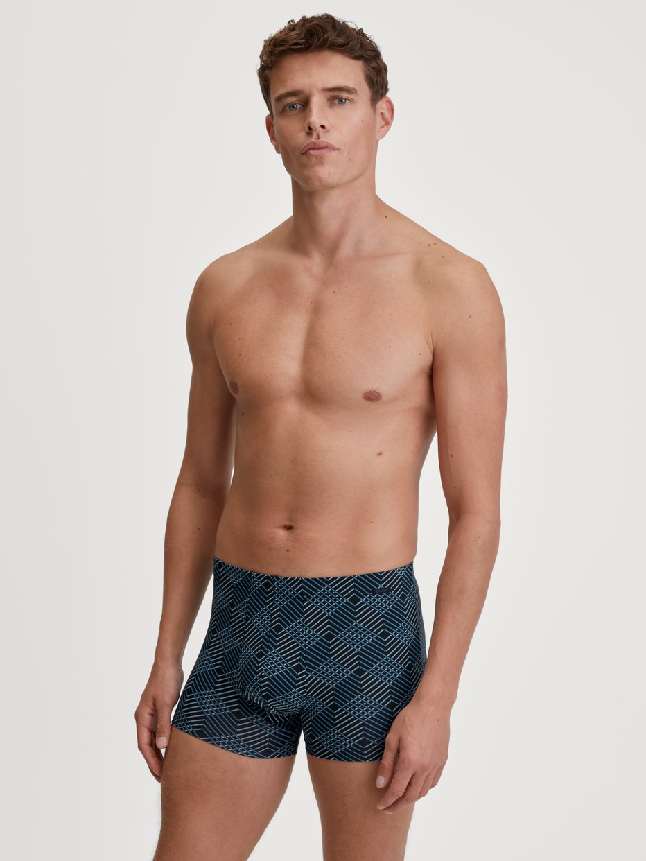Herren-Model trägt Boxer Brief aus Baumwolle in Schwarz, Gemustert aus Serie Grafic Cotton von CALIDA, Outfit