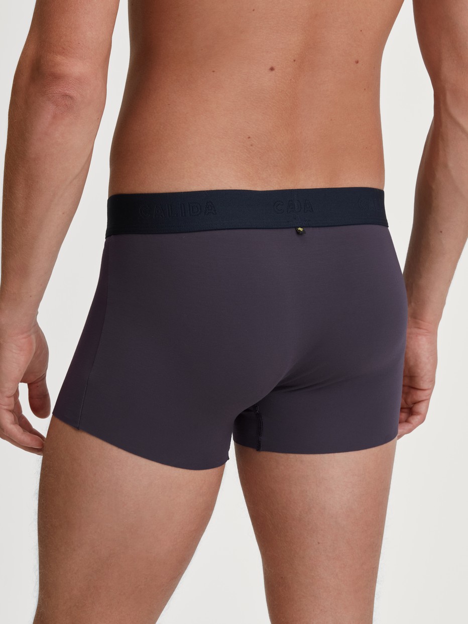 Herren-Model trägt Boxer Brief mit Softbund aus TENCEL™ in Blau, Einfarbig aus Serie Clean Line von CALIDA, Rückansicht