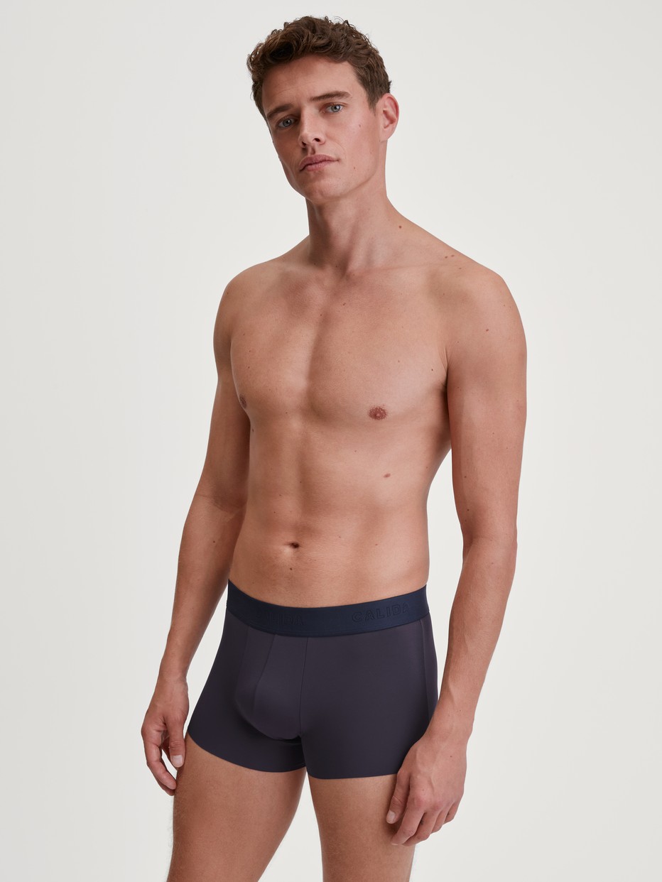 Herren-Model trägt Boxer Brief mit Softbund aus TENCEL™ in Blau, Einfarbig aus Serie Clean Line von CALIDA, Outfit