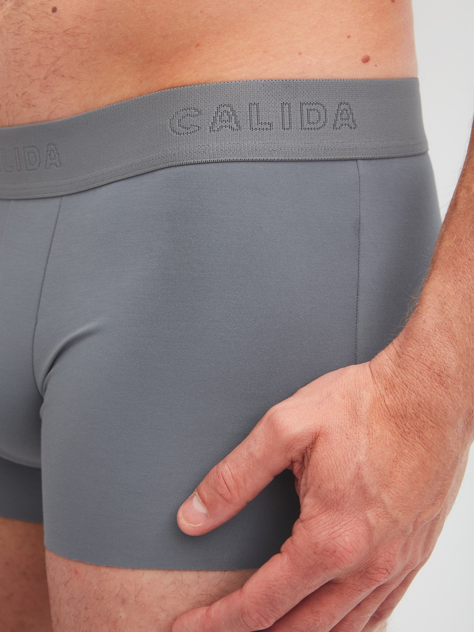 Herren-Model trägt Boxer Brief mit Softbund aus Modal in Grau, Einfarbig aus Serie Clean Line von CALIDA, Detail