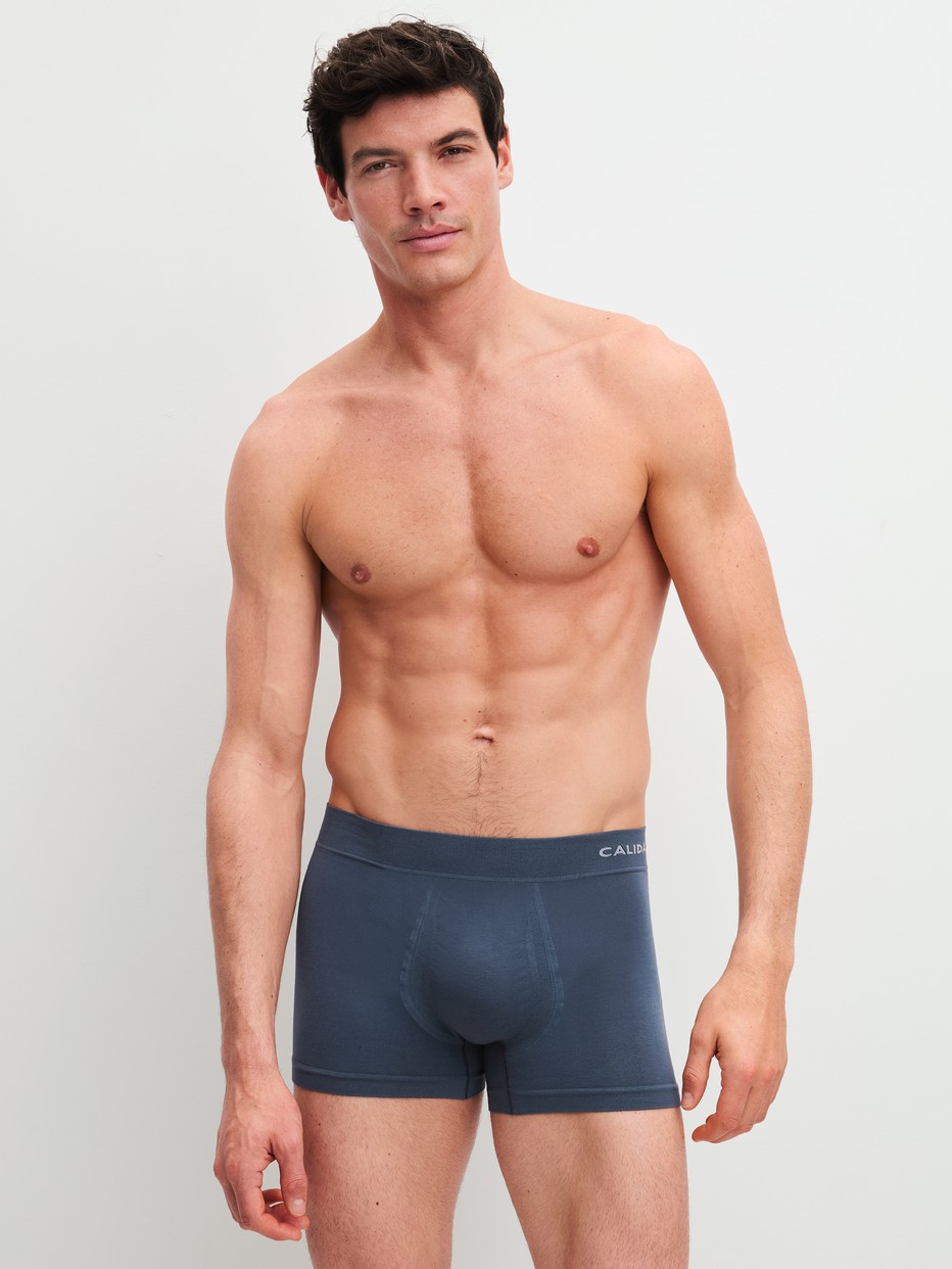 La modella / Il modello Uomo indossa Boxer brief in Modal di colore Grigio, Tinta unita, della serie Seamless Natural di CALIDA, Abbigliamento