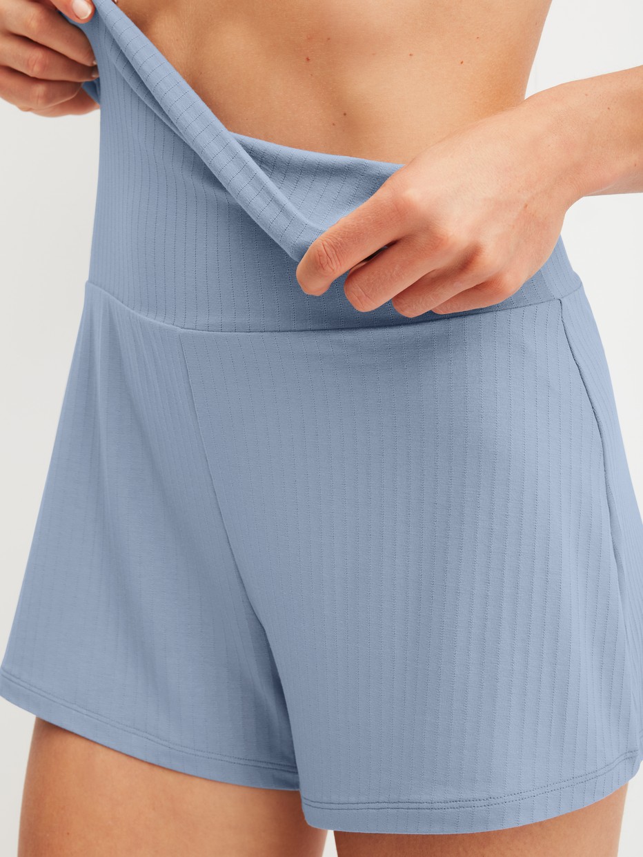 Damen-Model trägt Shorts aus Modal in Blau, Einfarbig aus Serie Etude Ajours von CALIDA, Detail