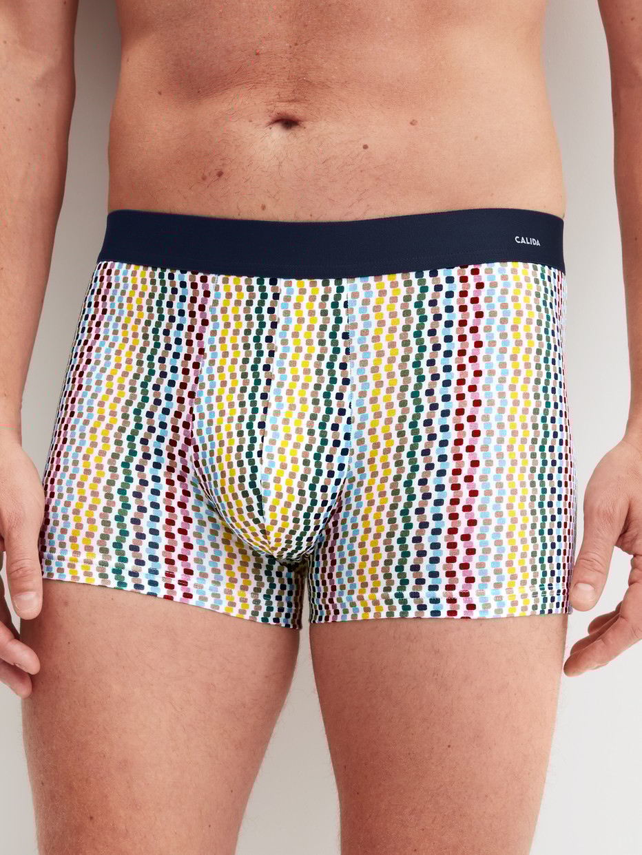 La modella / Il modello Uomo indossa Boxer brief in Cotone di colore Blu, Modello, della serie Cotton Code Design di CALIDA, Vista frontale