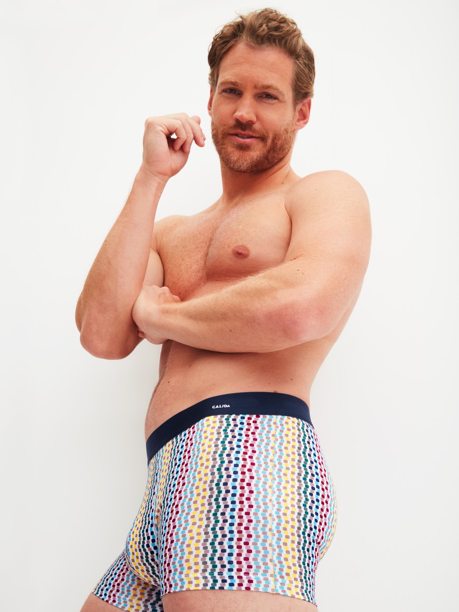 La modella / Il modello Uomo indossa Boxer brief in Cotone di colore Blu, Modello, della serie Cotton Code Design di CALIDA, Immagine aggiuntiva