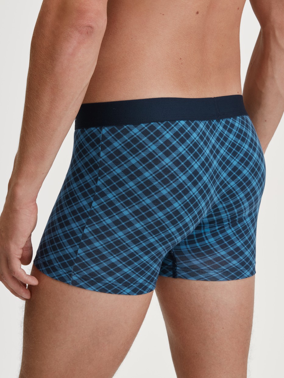 Herren-Model trägt Boxer Brief mit Softgummibund aus Baumwolle in Blau, Kariert aus Serie Cotton Code Design von CALIDA, Rückansicht