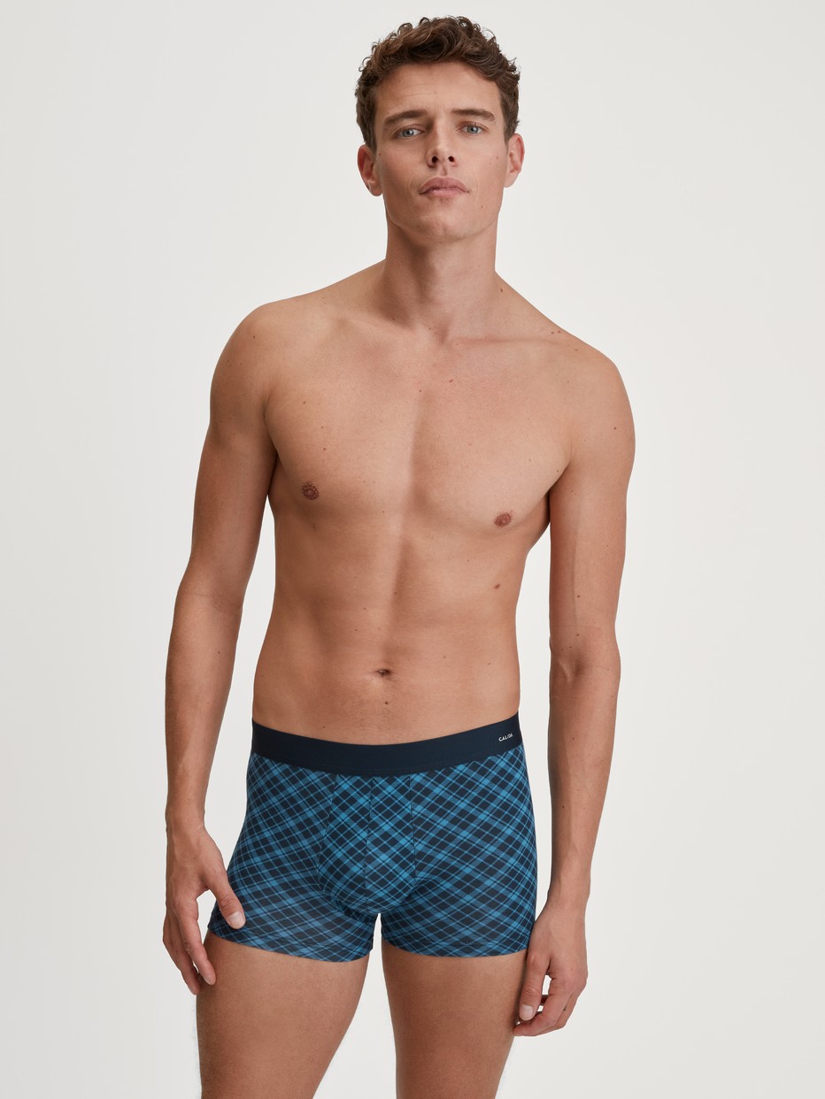 Herren-Model trägt Boxer Brief mit Softgummibund aus Baumwolle in Blau, Kariert aus Serie Cotton Code Design von CALIDA, Outfit