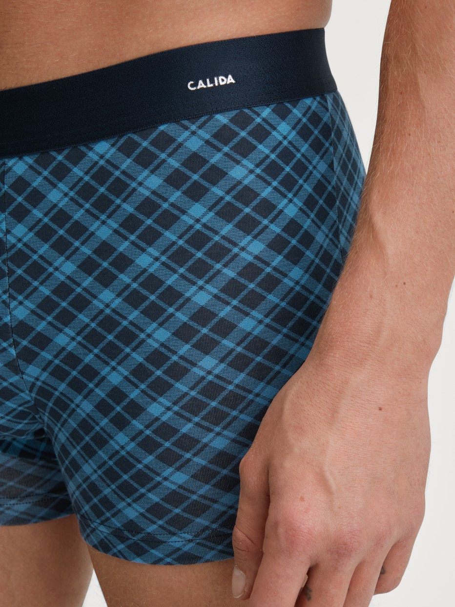 Herren-Model trägt Boxer Brief mit Softgummibund aus Baumwolle in Blau, Kariert aus Serie Cotton Code Design von CALIDA, Detail