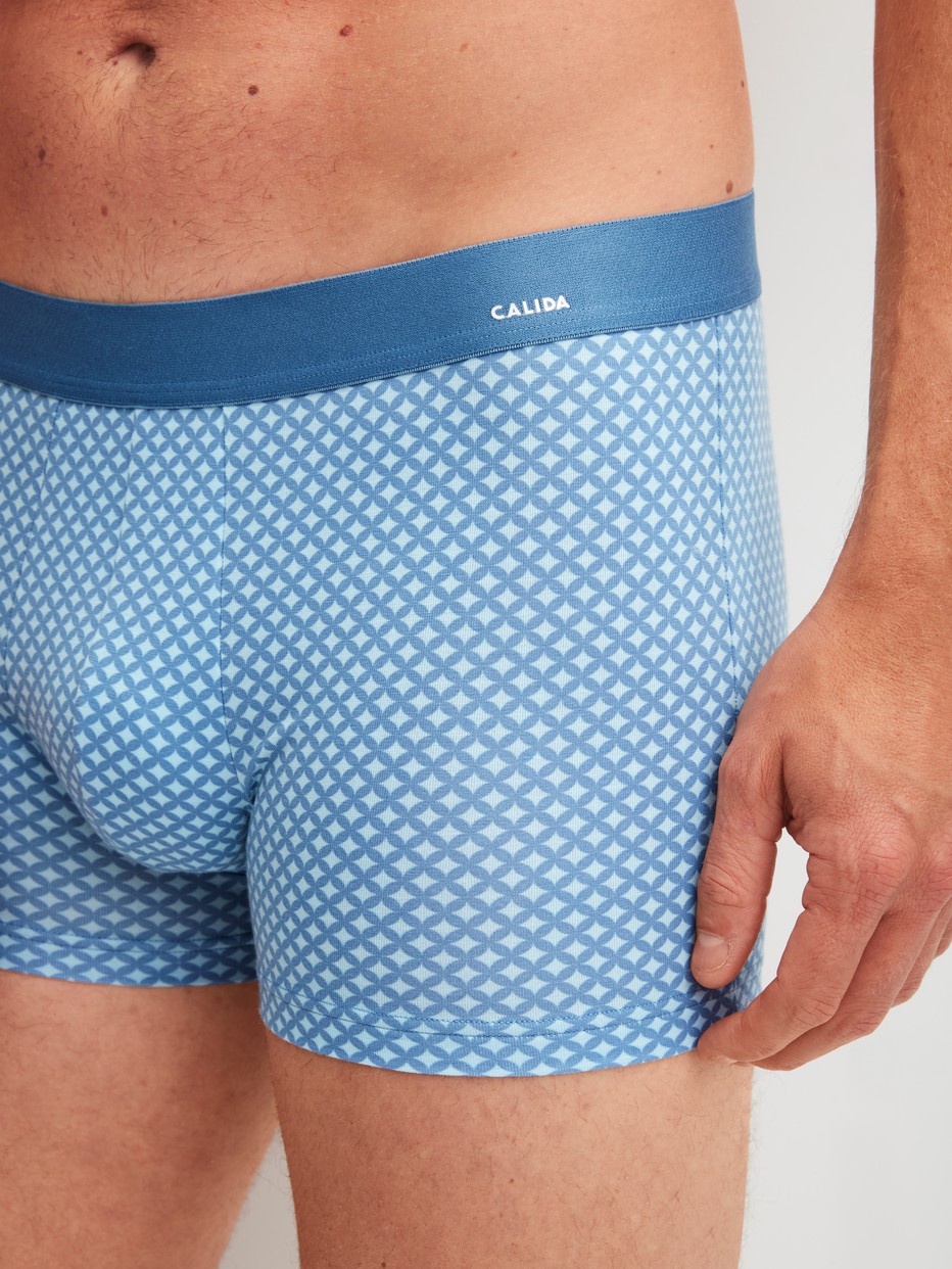 Herren-Model trägt Boxer Brief mit Softgummibund aus Baumwolle in Blau, Gemustert aus Serie Cotton Code Design von CALIDA, Detail
