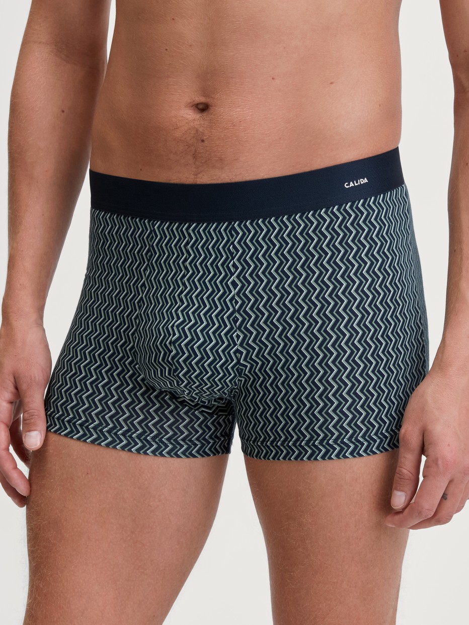 Herren-Model trägt Boxer Brief mit Softgummibund aus Baumwolle in Grün, Gemustert aus Serie Cotton Code Design von CALIDA, Vorderansicht