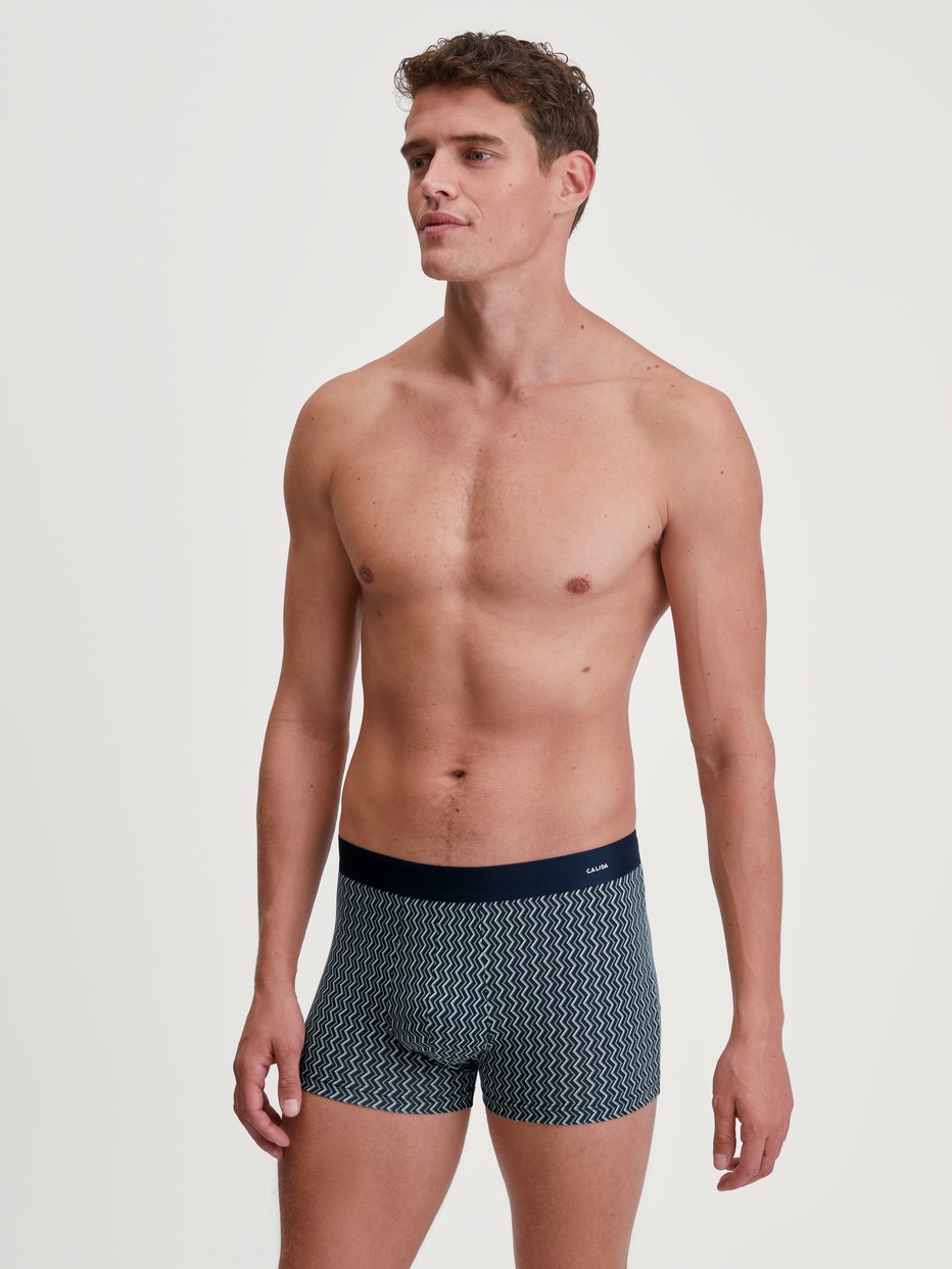 Herren-Model trägt Boxer Brief mit Softgummibund aus Baumwolle in Grün, Gemustert aus Serie Cotton Code Design von CALIDA, Zusatzbild