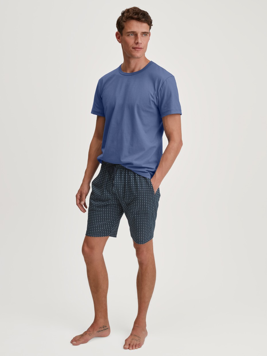 Men model is wearing Bermudas made of 100% Cotton in Blue, Checked from the Remix Basic Sleep series by CALIDA, Outfit