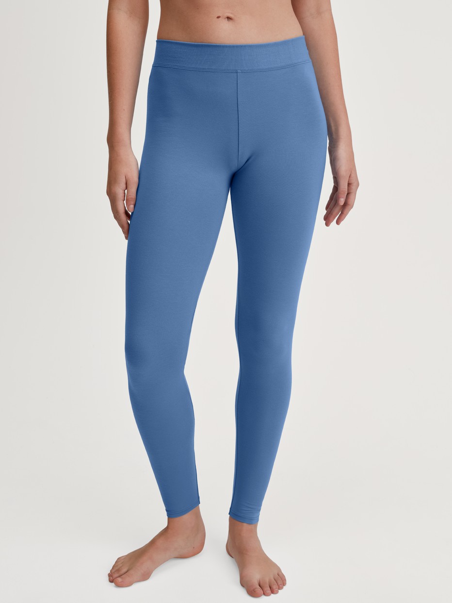 Damen-Model trägt Leggings aus Baumwolle in Blau, Einfarbig aus Serie Elastic von CALIDA, Vorderansicht